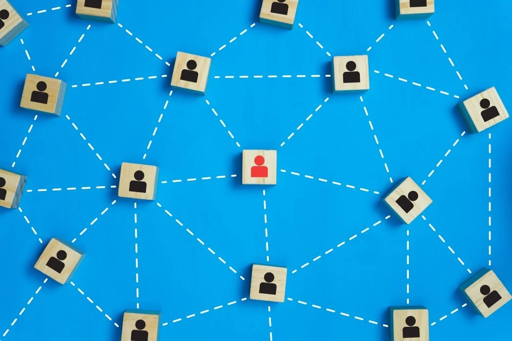 leadership-and-network-teamwork-concepts-red-businessman-icon-on-the-wooden-block-in-the-middle